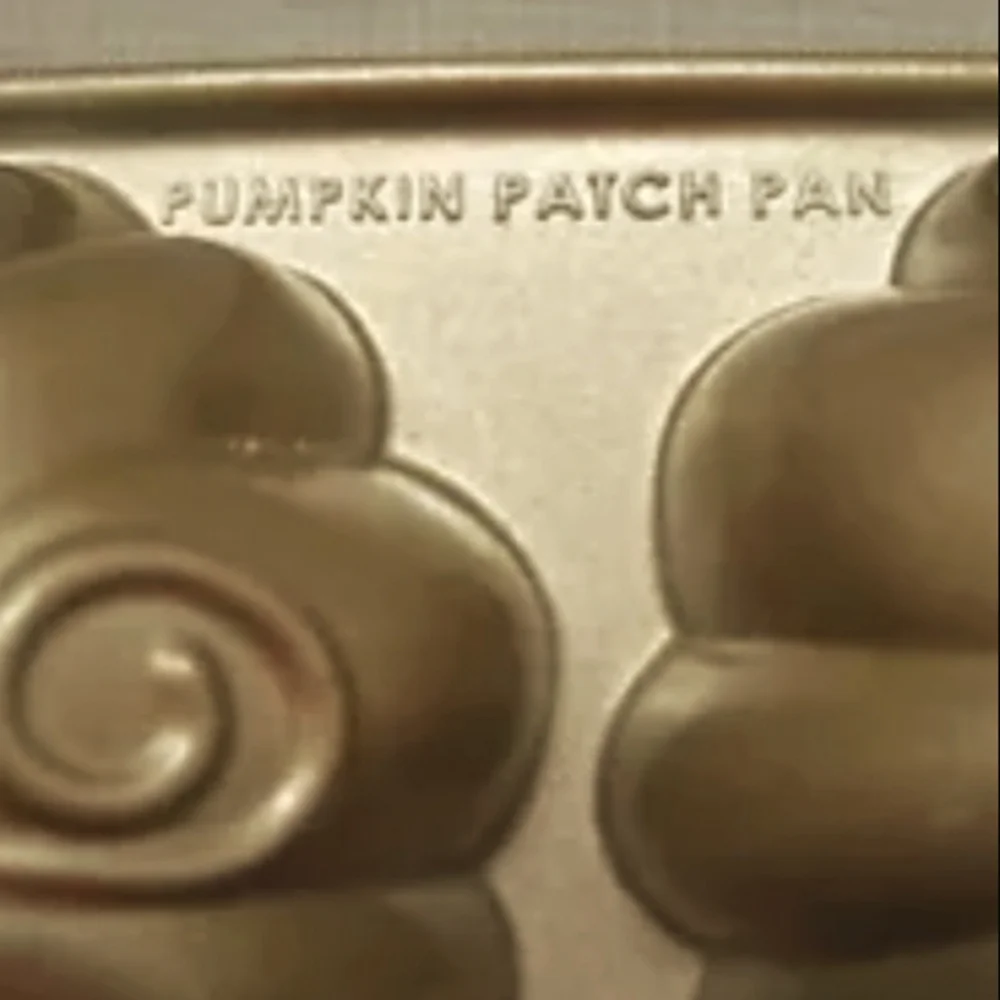 Nordic Ware PUMPKIN PATCH 12-Cavity Cakelet/Muffin Mold/Pan